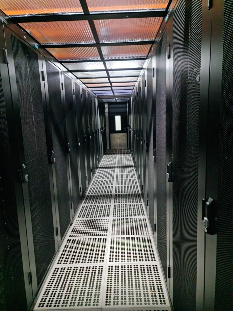 Couloir de baies en salle Data Center